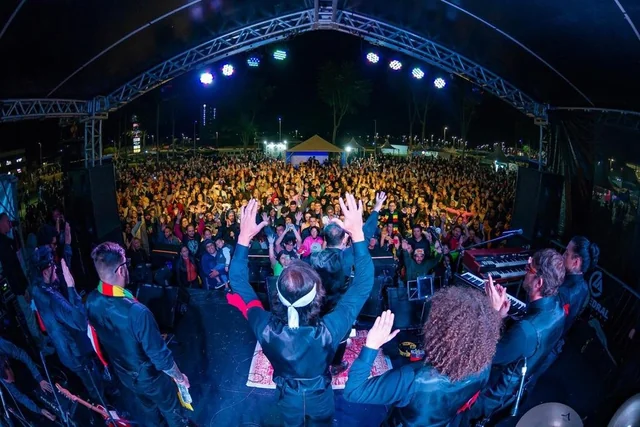 Público reunido em frente ao palco, visto pela banda